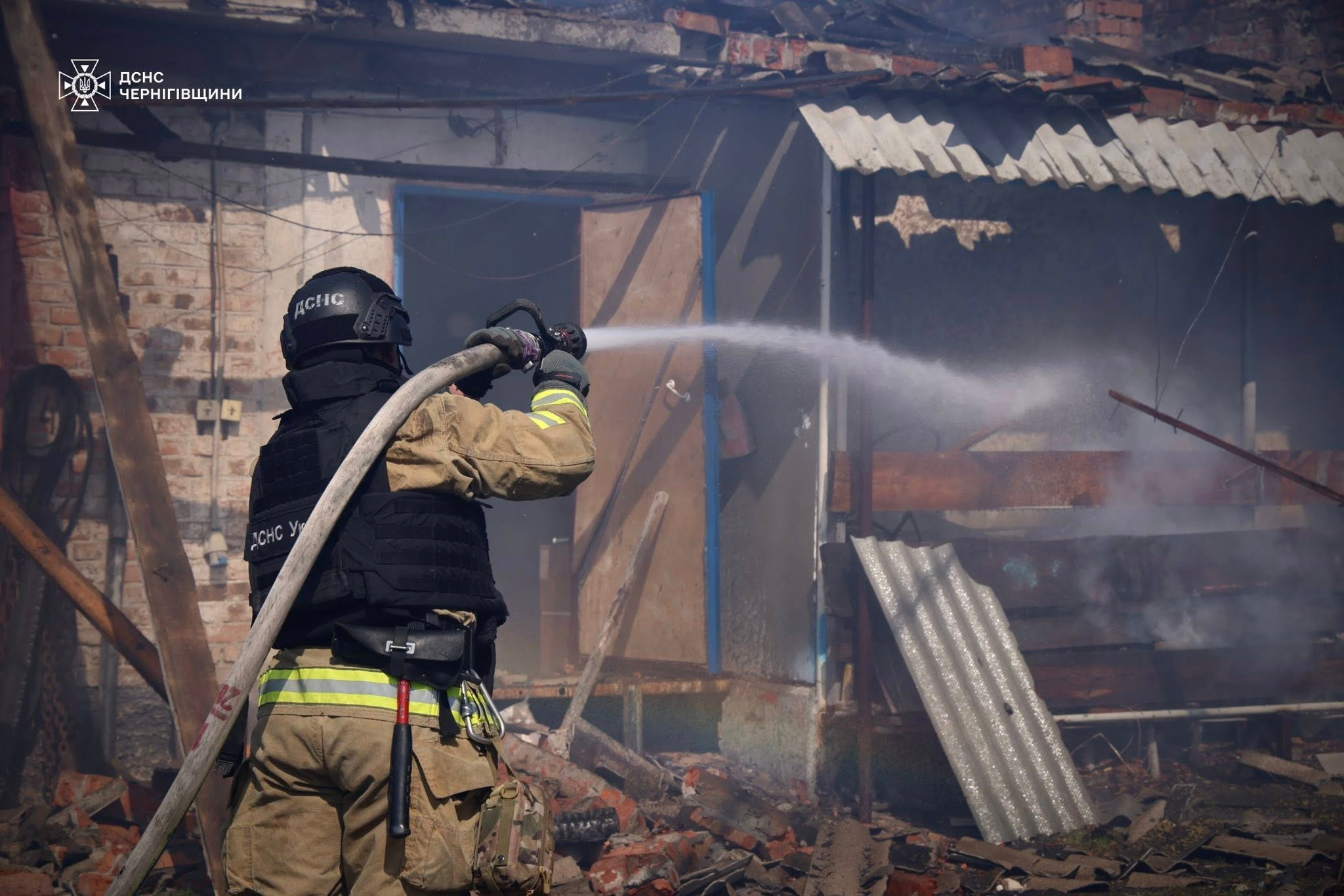 Чернігівські рятувальники понад годину гасили пожежу після прильоту