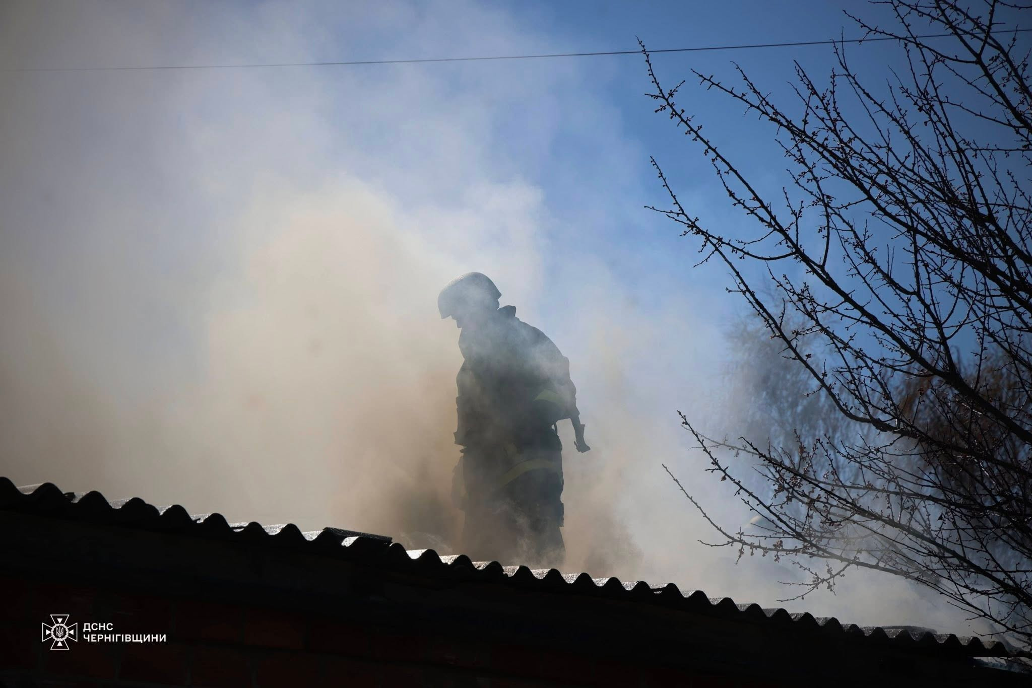 Чернігівські рятувальники понад годину гасили пожежу після прильоту