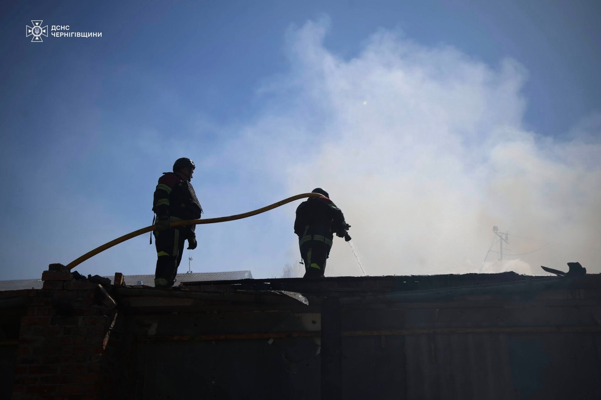 Чернігівські рятувальники понад годину гасили пожежу після прильоту