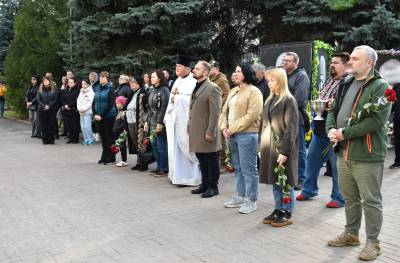 На Сумщині відкрили памʼятну дошку чернігівцю, який не повернувся з евакуації побратима