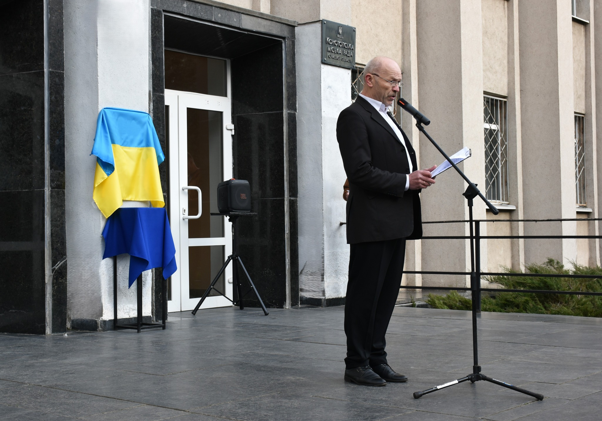 На Сумщині відкрили памʼятну дошку чернігівцю, який не повернувся з евакуації побратима