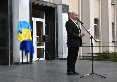 На Сумщині відкрили памʼятну дошку чернігівцю, який не повернувся з евакуації побратима