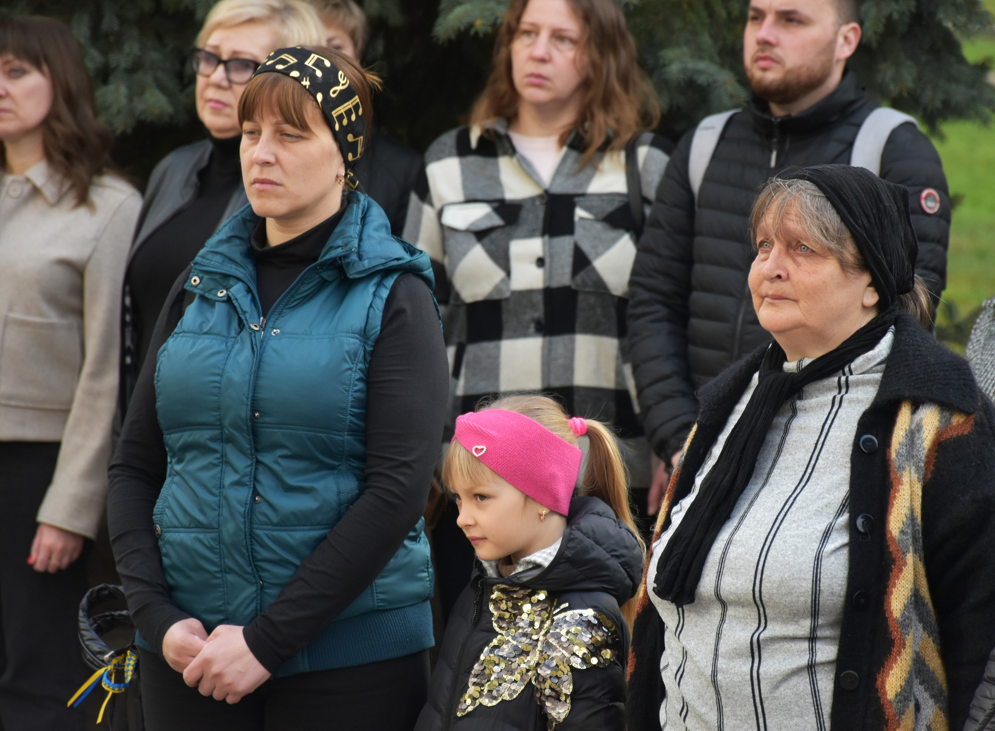 На Сумщині відкрили памʼятну дошку чернігівцю, який не повернувся з евакуації побратима