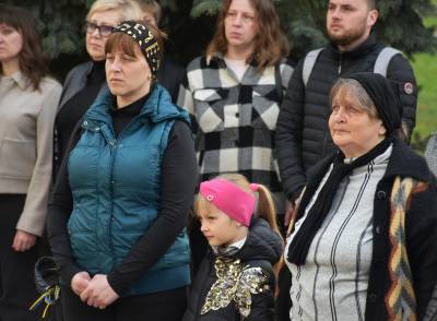 На Сумщині відкрили памʼятну дошку чернігівцю, який не повернувся з евакуації побратима