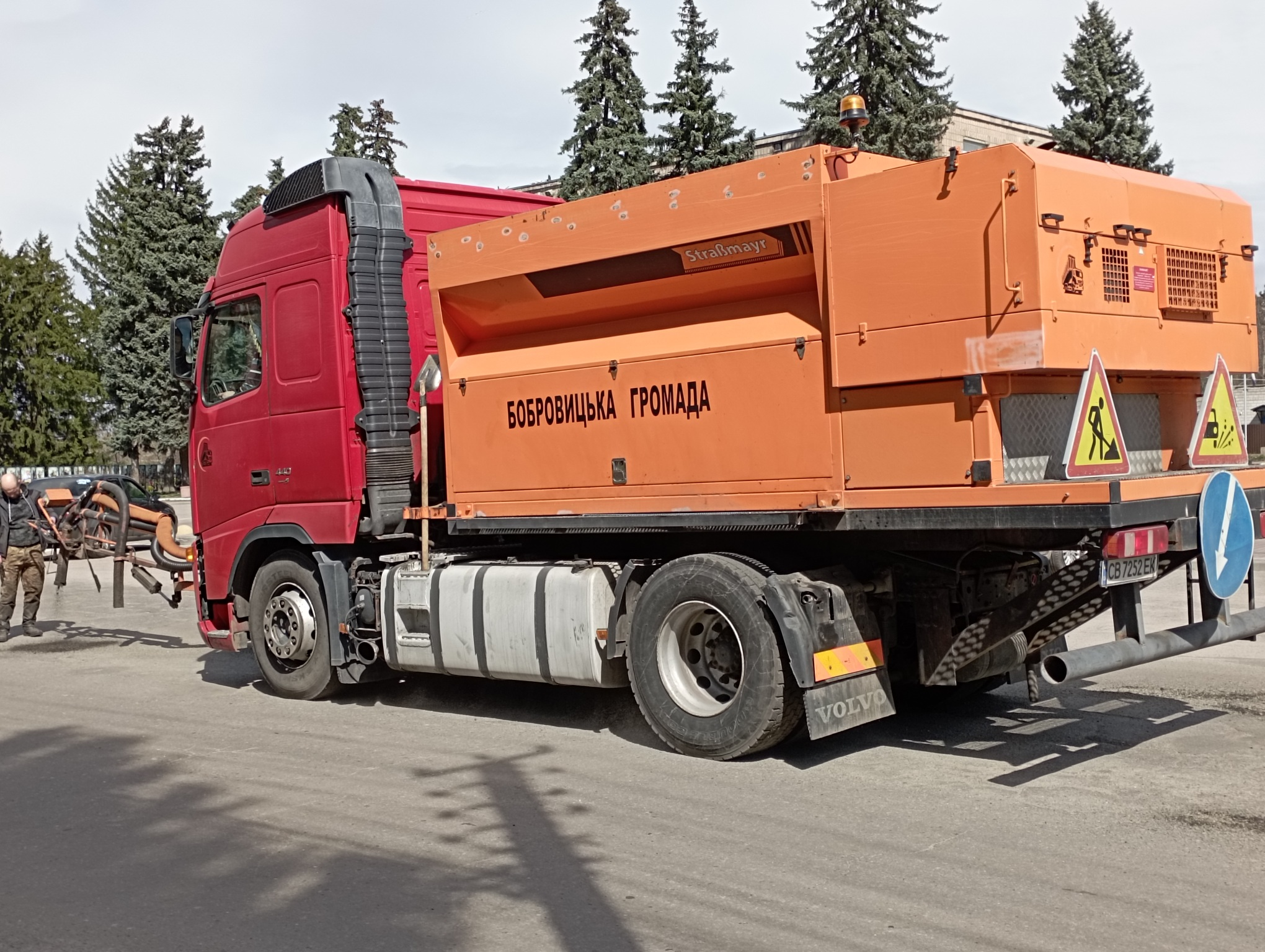 Після зими дороги в ямах: у громаді взялися за ремонт
