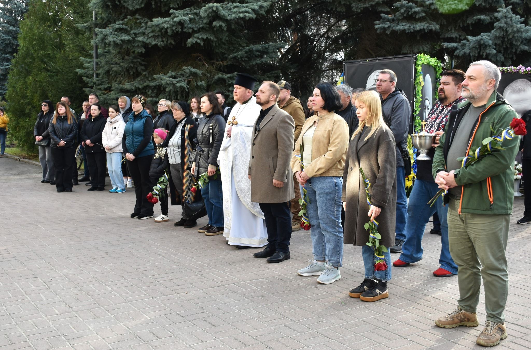 На Сумщині відкрили памʼятну дошку чернігівцю, який не повернувся з евакуації побратима