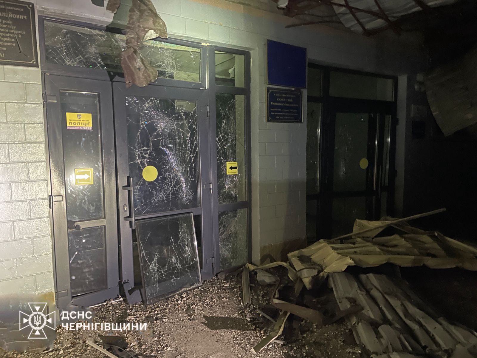 Нацполіція та ДСНС показали фото наслідків нічної атаки на Чернігів