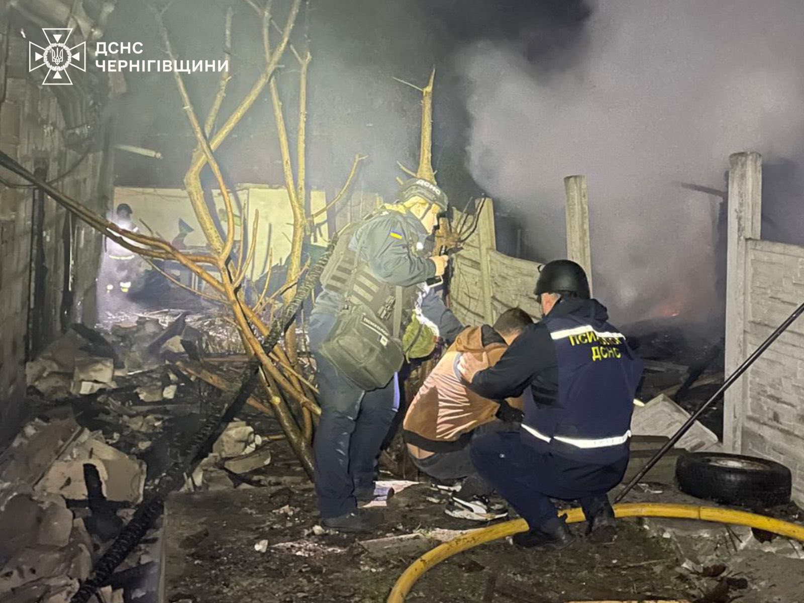 Нацполіція та ДСНС показали фото наслідків нічної атаки на Чернігів