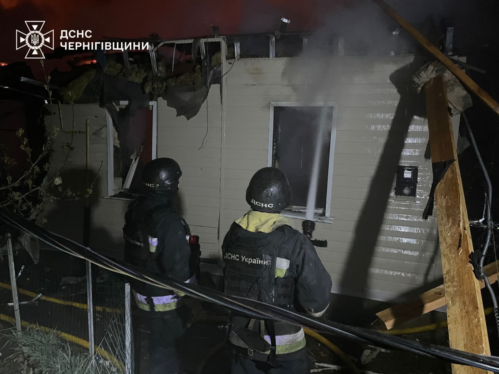 Нацполіція та ДСНС показали фото наслідків нічної атаки на Чернігів