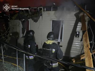 Нацполіція та ДСНС показали фото наслідків нічної атаки на Чернігів
