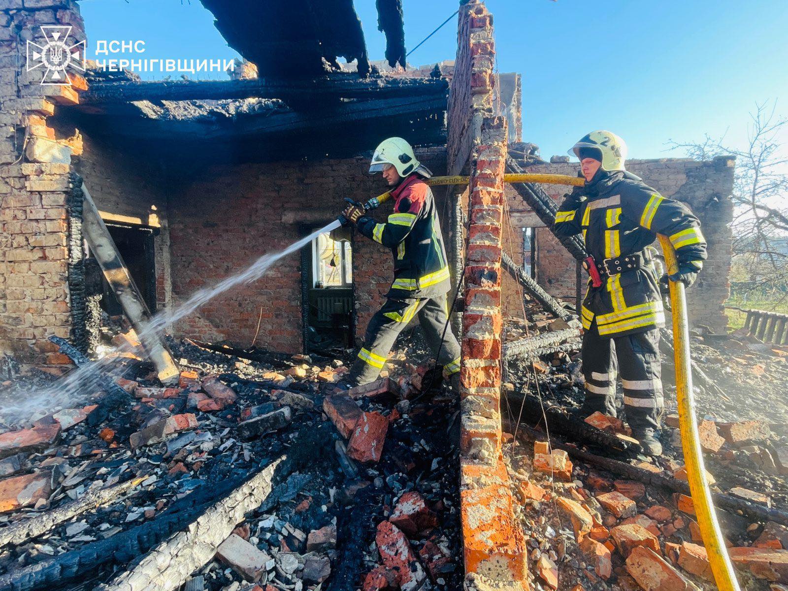Нацполіція та ДСНС показали фото наслідків нічної атаки на Чернігів
