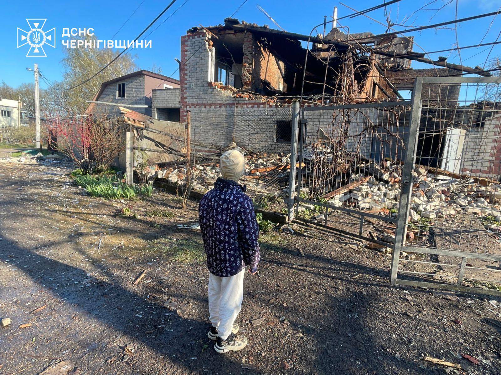 Нацполіція та ДСНС показали фото наслідків нічної атаки на Чернігів