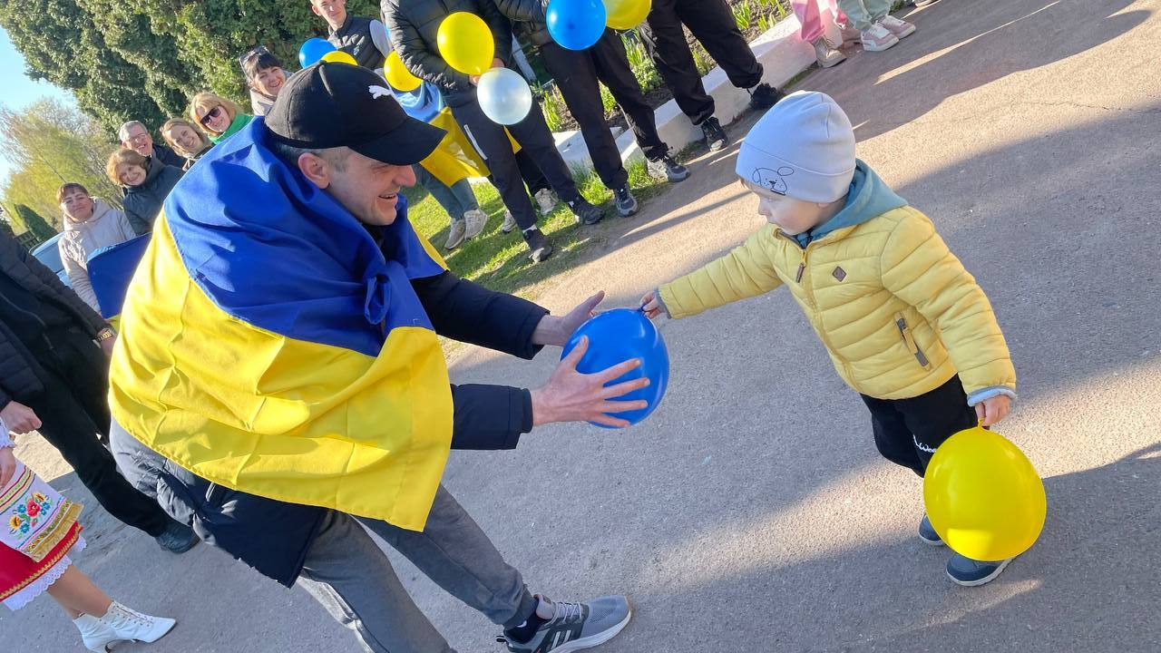 «Відчув себе людиною»: громада зустріла звільненого з полону захисника