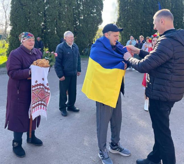 «Відчув себе людиною»: громада зустріла звільненого з полону захисника