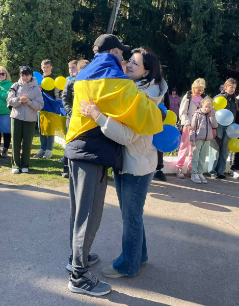 «Відчув себе людиною»: громада зустріла звільненого з полону захисника