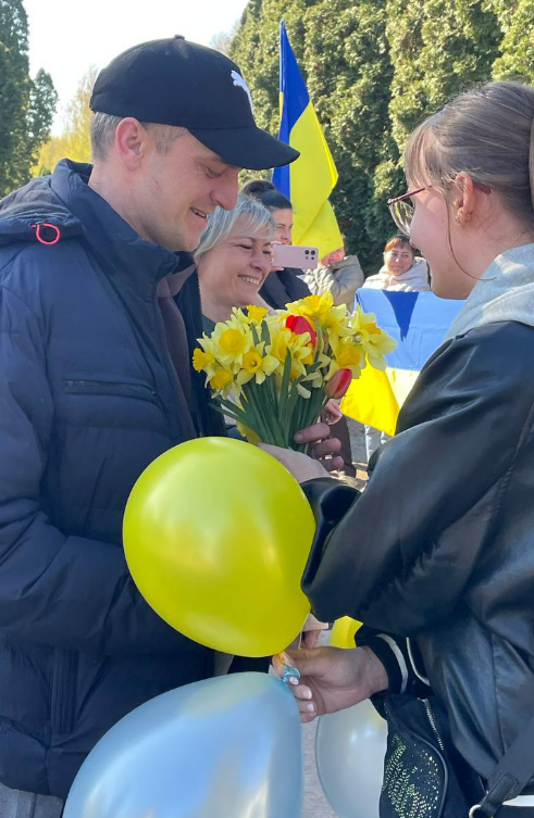 «Відчув себе людиною»: громада зустріла звільненого з полону захисника