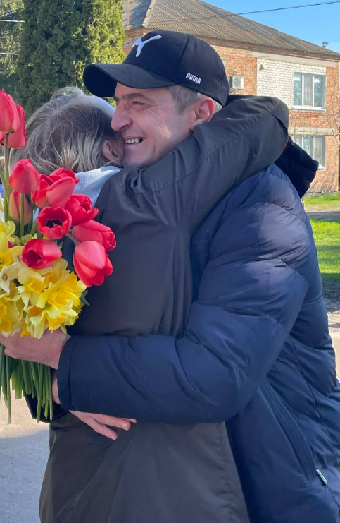 «Відчув себе людиною»: громада зустріла звільненого з полону захисника