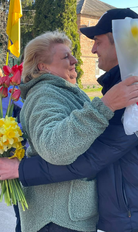 «Відчув себе людиною»: громада зустріла звільненого з полону захисника