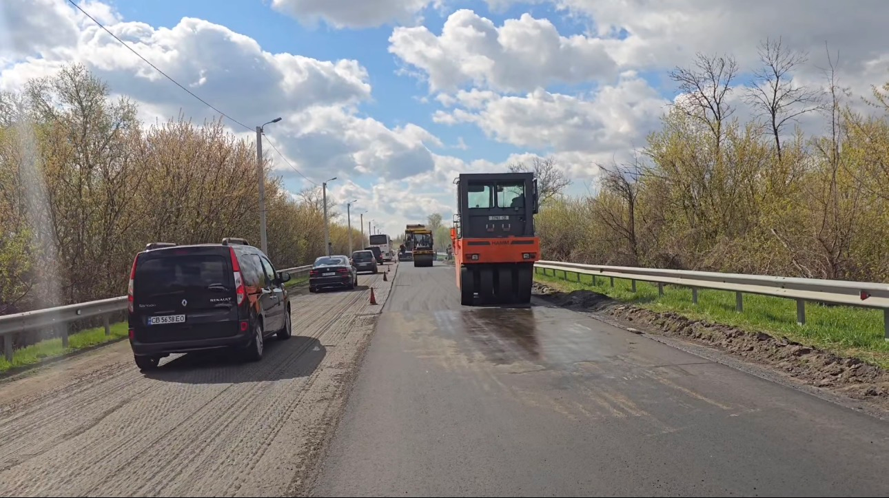 На Чернігівщині ремонтують дороги: де вже оновили покриття
