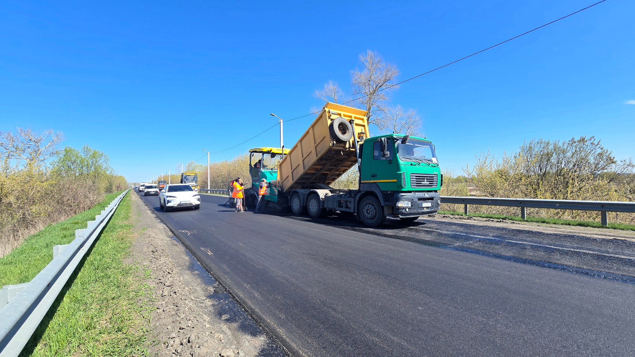 На Чернігівщині ремонтують дороги: де вже оновили покриття