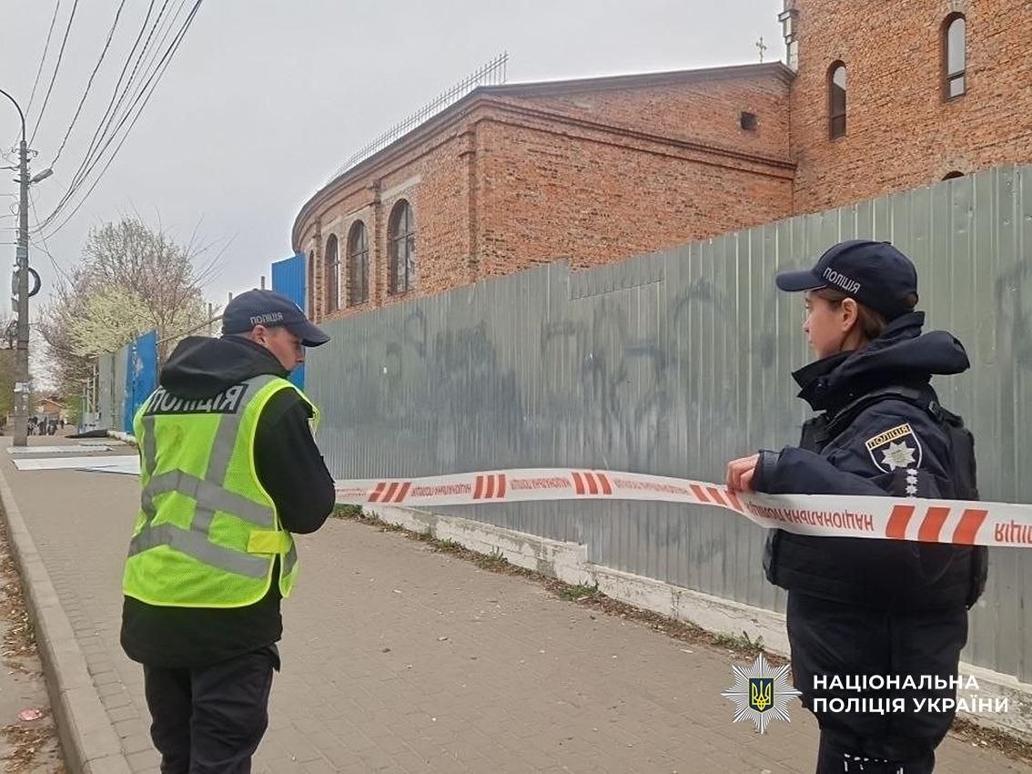 Поліція та комунальники: що відбувається на місці прильоту в Чернігові