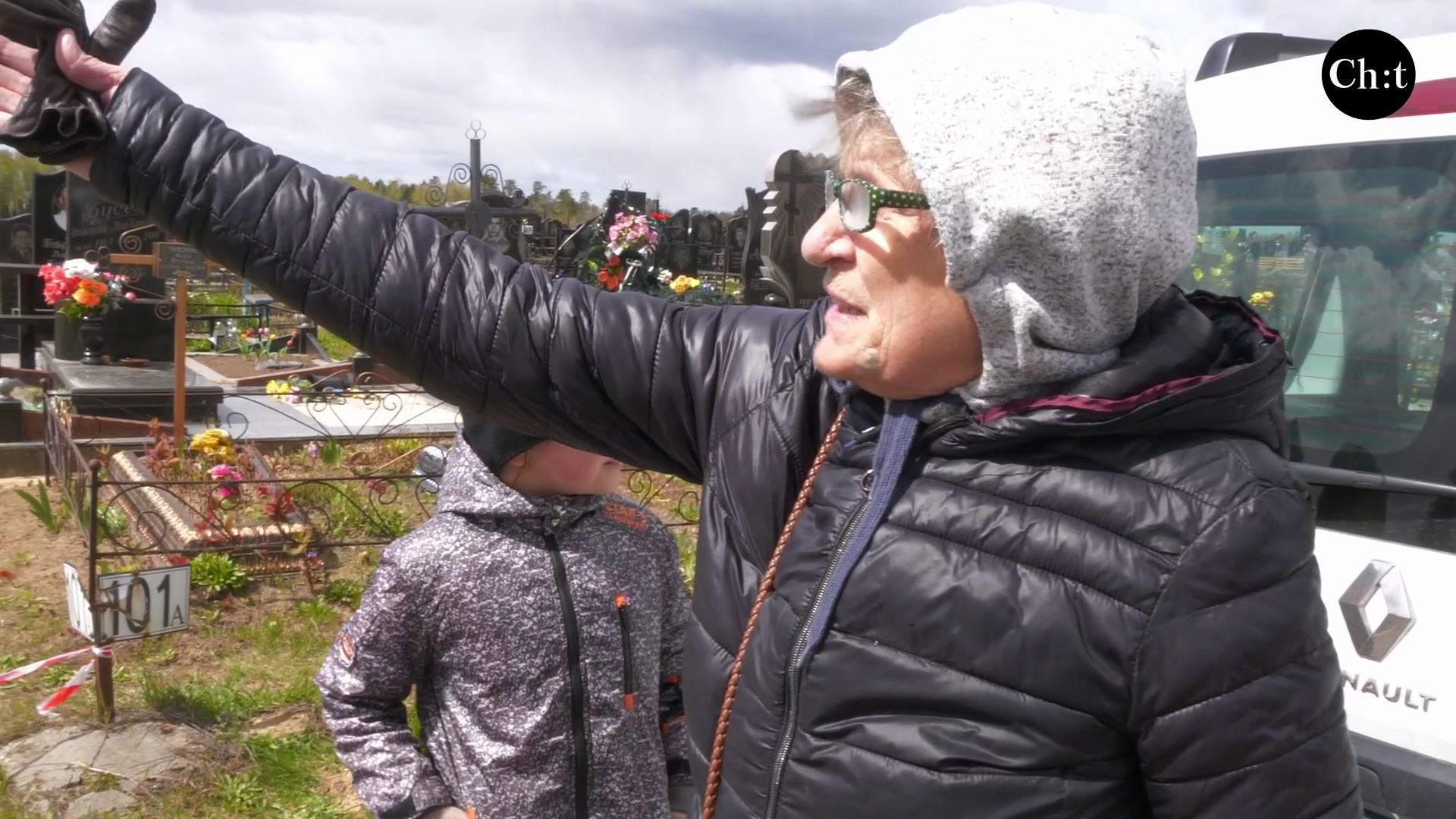 На місці могили – вирва, навколо – все побито: ворог атакував кладовище у Чернігові