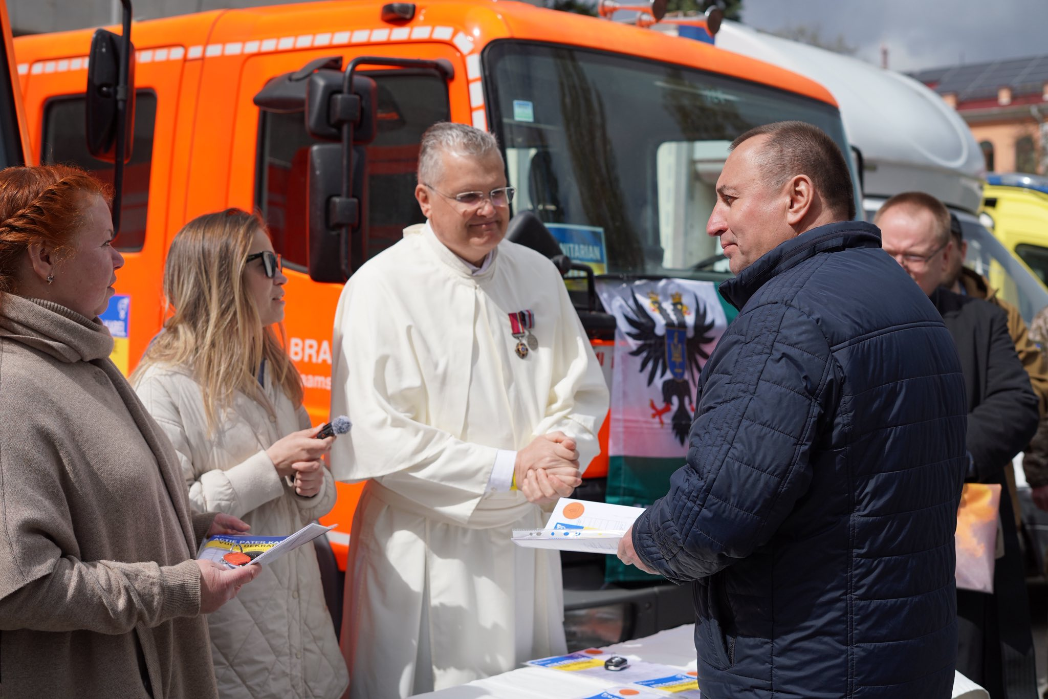 Монах-пивовар, який допомагає Чернігівщині, отримав відзнаку Президента і привіз автівки