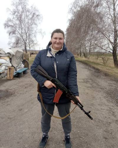 Аліна Лисиця з автоматом