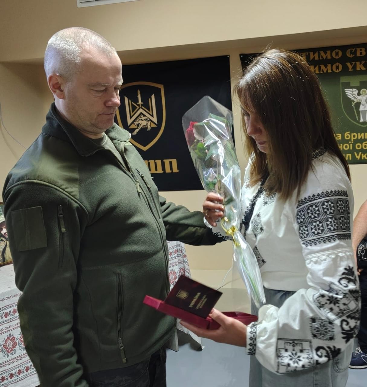 Родинам двох загиблих на війні бійців з Новгород-Сіверського району передали нагороди