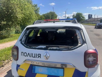 Поліцейське авто у Новгород-Сіверському після обстрілу 23 травня