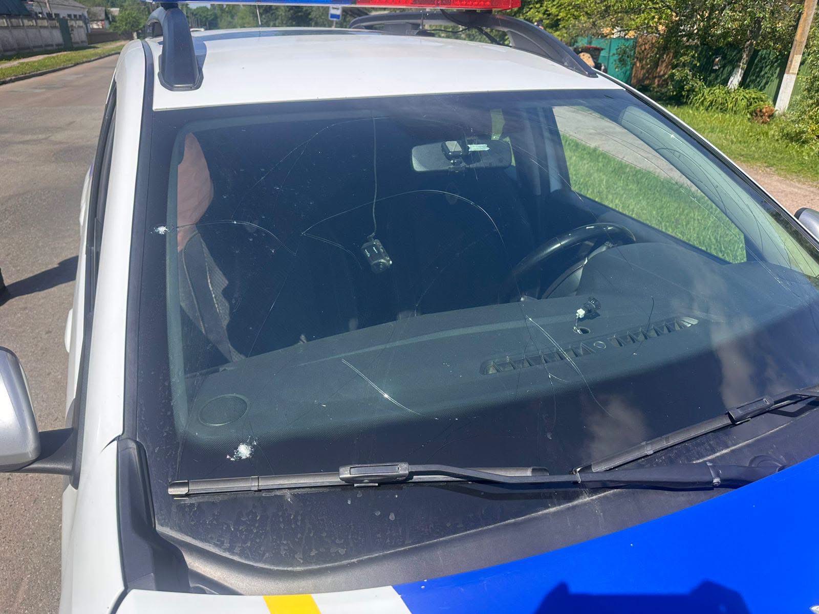 Поліцейське авто у Новгород-Сіверському після обстрілу 23 травня
