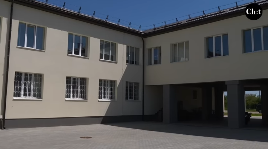 Спецпроект"Букет благодійників": як на Чернігівщині відновлювали ліцей, який постраждав від російських обстрілів