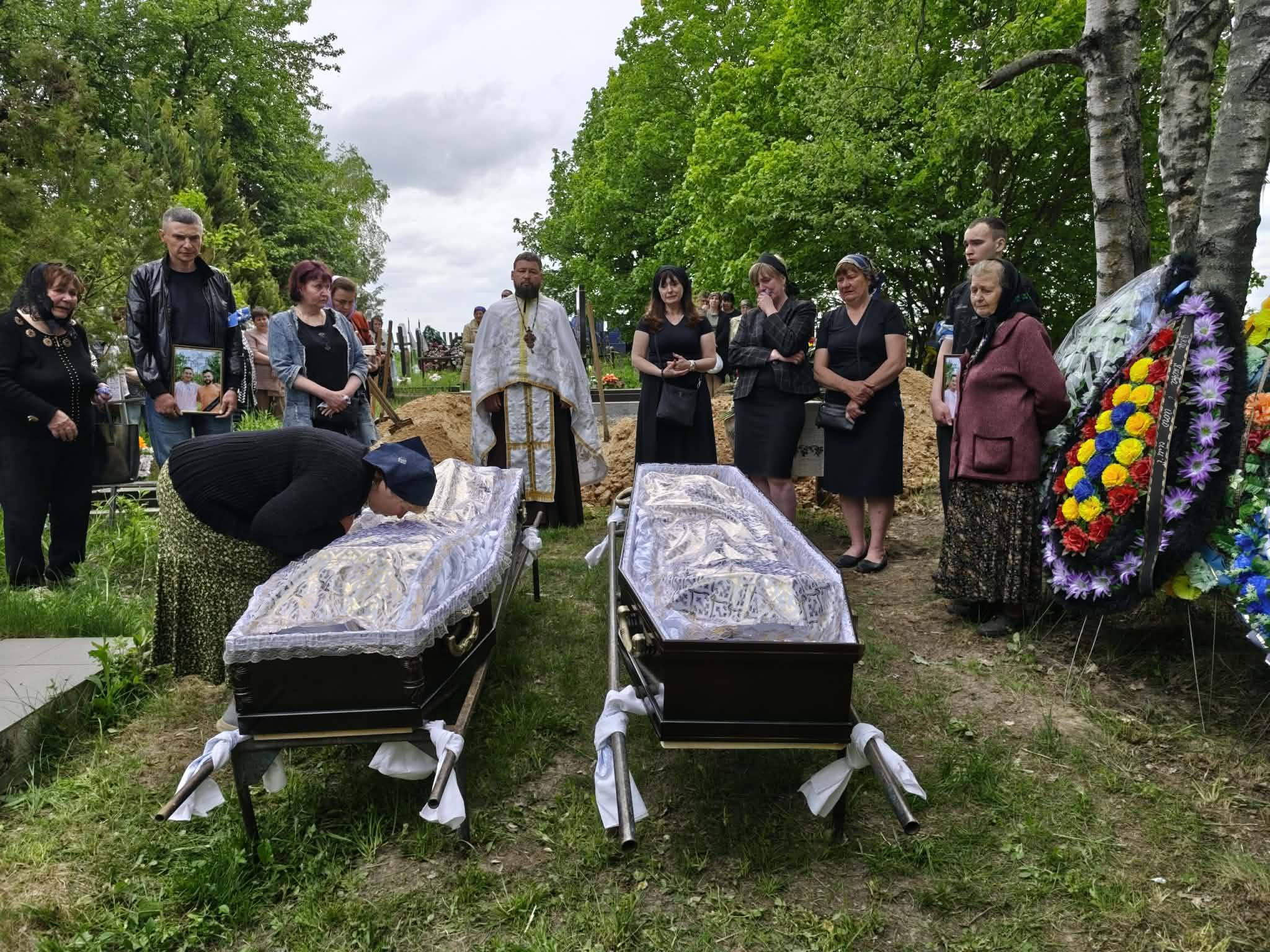 Прощання з братами Віталієм та Юрієм Карасями