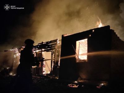 У селі Сновське Корюківського району після влучання БпЛА загорівся будинок культури