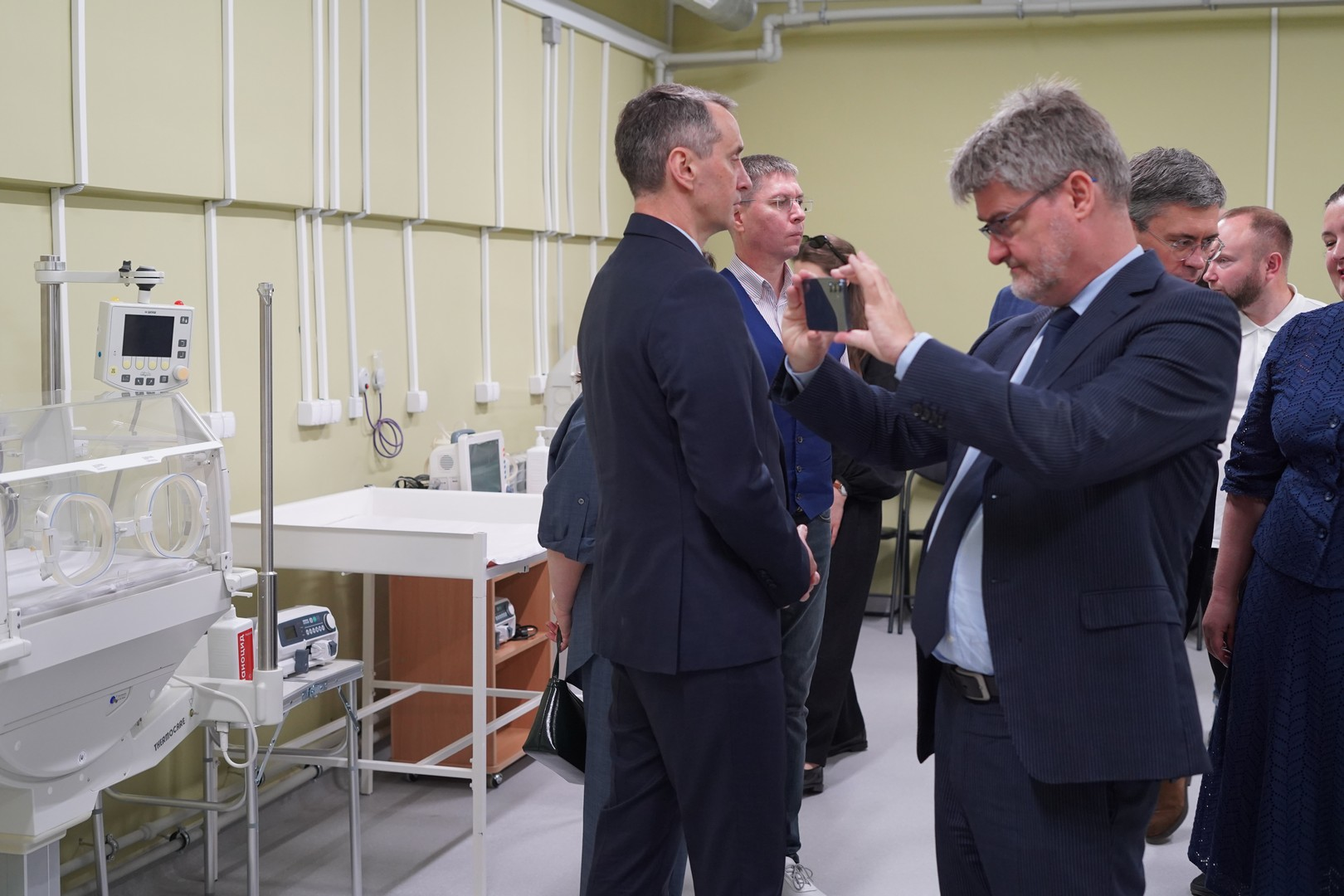 Підземна операційна та своя свердловина: лікарням Чернігівщини допомогли французи