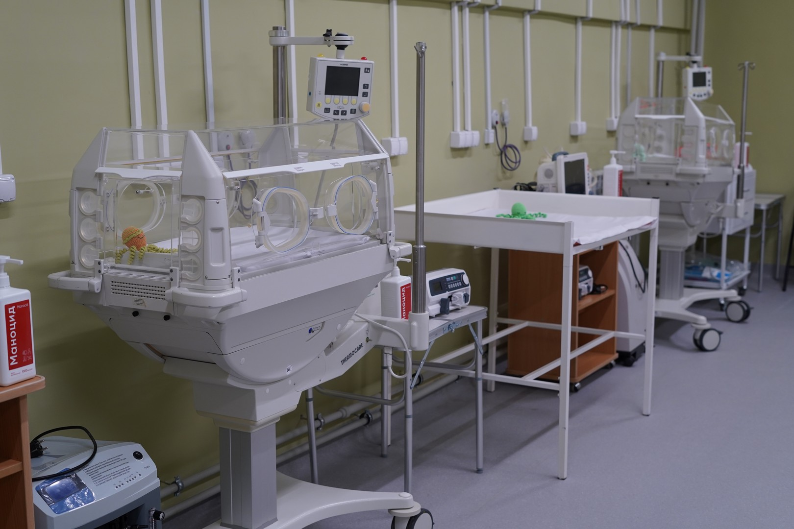 Підземна операційна та своя свердловина: лікарням Чернігівщини допомогли французи