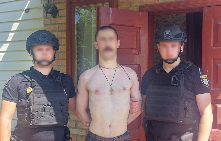 Стріляв у полісменів: на Чернігівщині у чоловіка вилучили зброю та арбалет