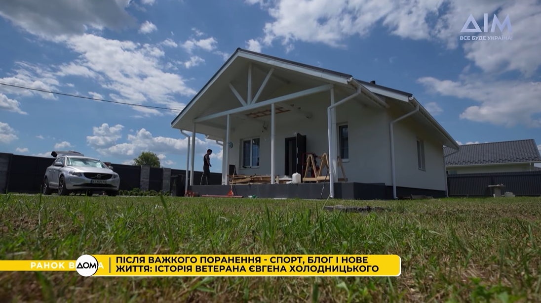 Втратив на війні руки й око: ветеран із Чернігівщини купив дім, бігає марафони та керує авто