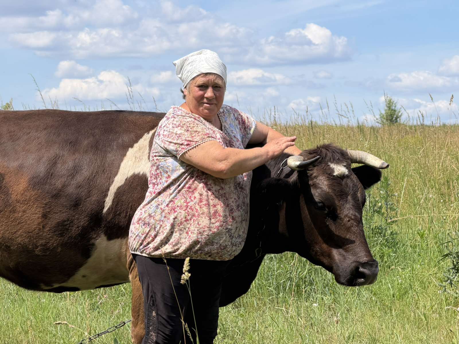 Наталія Морозовська з Зорькою, яку вивозили вантажівкою.