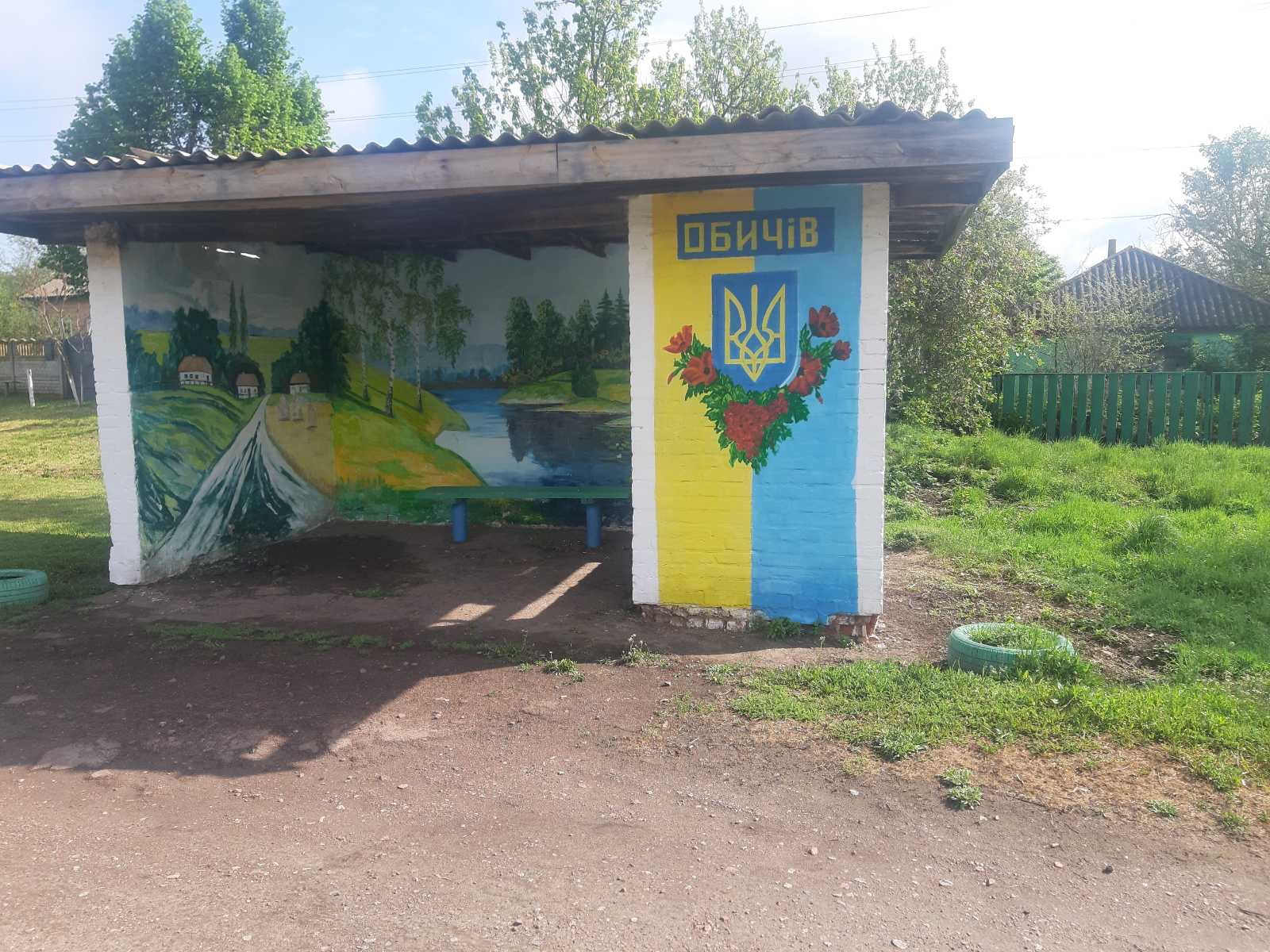 71-річний чоловік розмалював автобусні зупинки в громаді