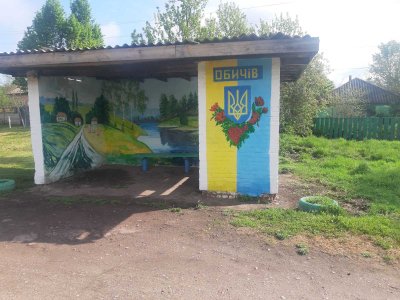 71-річний чоловік розмалював автобусні зупинки в громаді