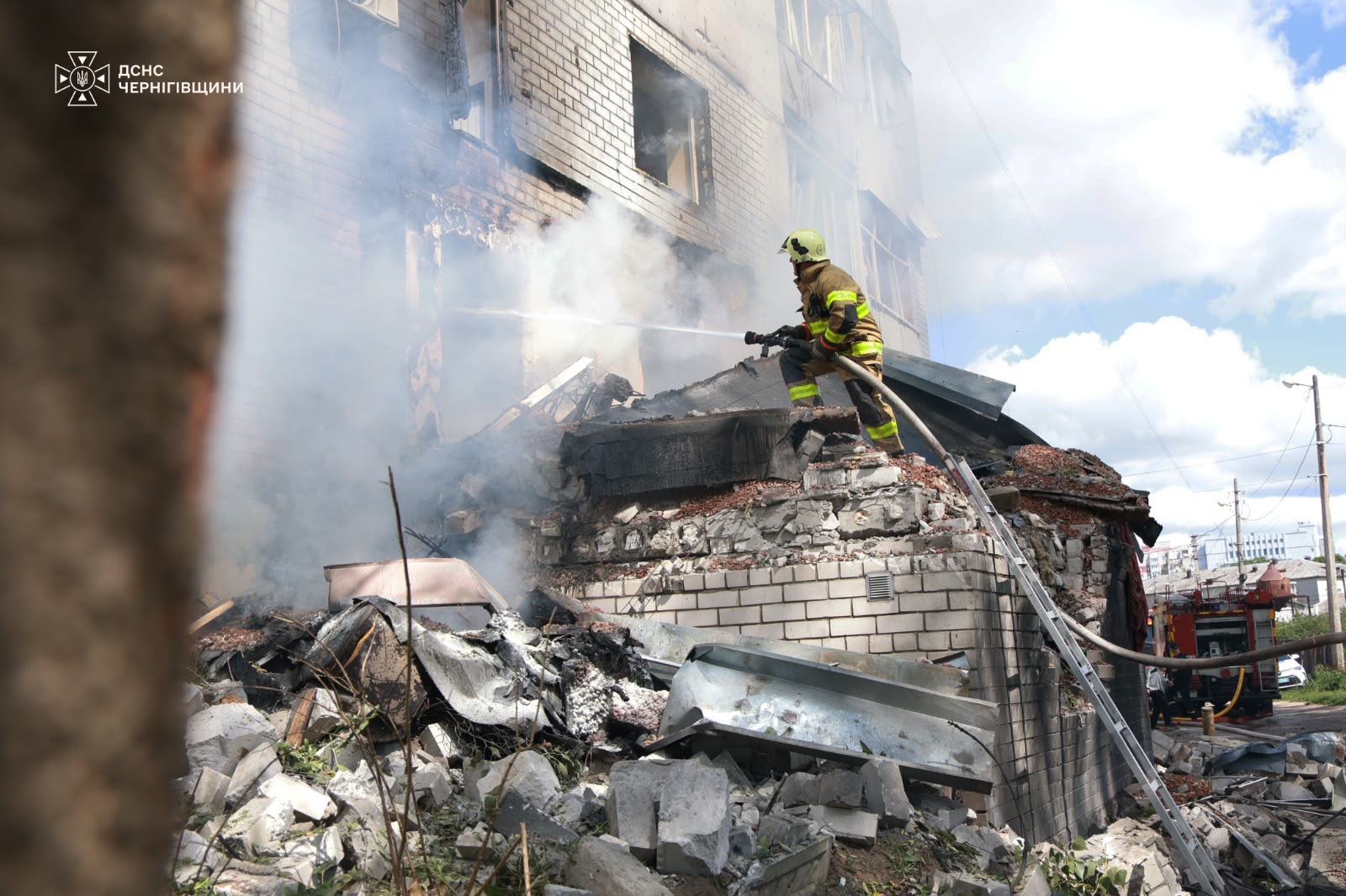 Удар дроном по будинку в Чернігові: що відомо про постраждалих