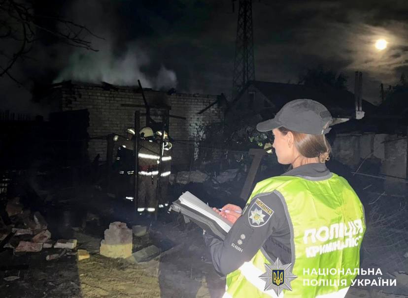 Пожежа у Чернігові після удару російського дрону. Фото Нацполіції
