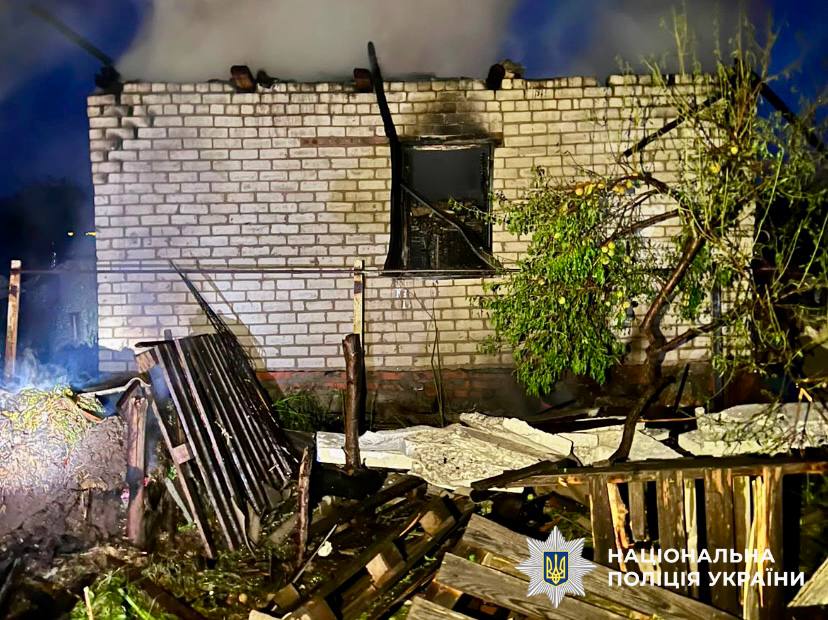 Пожежа у Чернігові після удару російського дрону. Фото Нацполіції