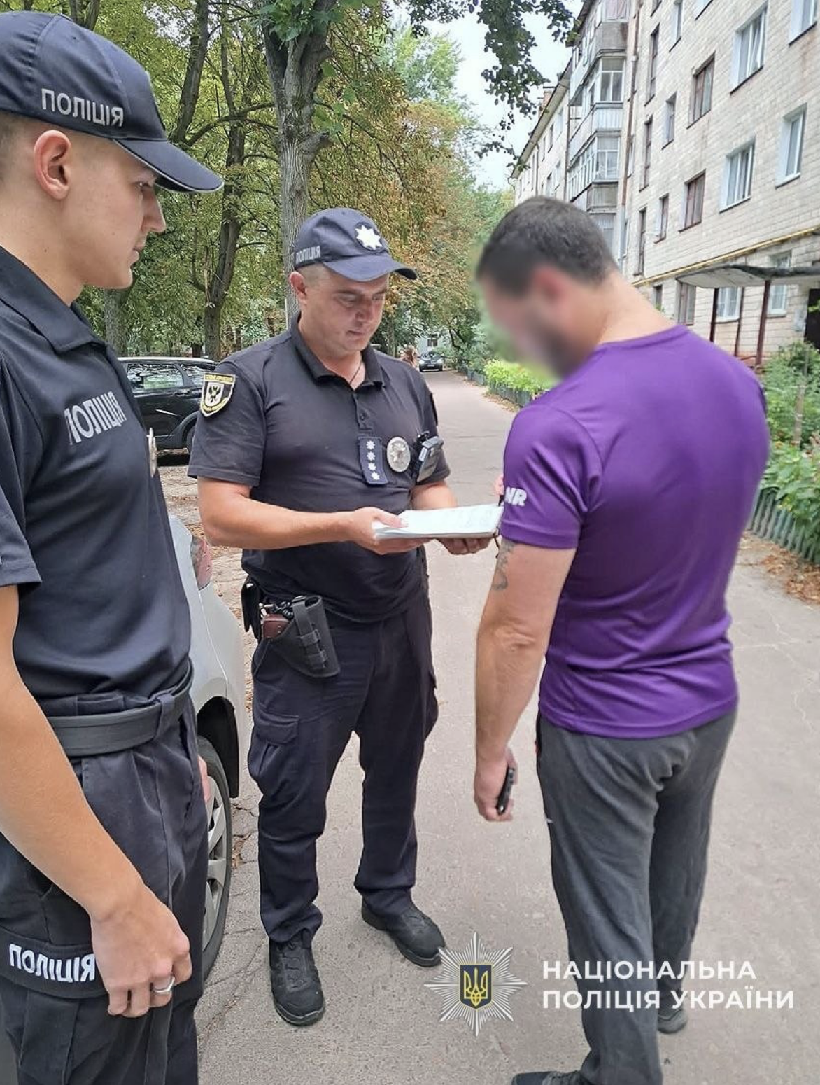 У Чернігові Муніципальна варта взялася публічно перевиховувати порушника - той на камеру справив потреби в укритті