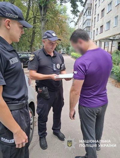 У Чернігові Муніципальна варта взялася публічно перевиховувати порушника - той на камеру справив потреби в укритті