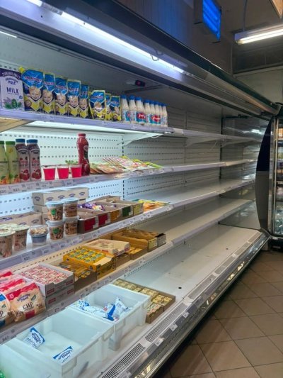 «Ви через тиждень будете все викидати»: у Борзні сперечаються, чи справді розмітають продукти з полиць