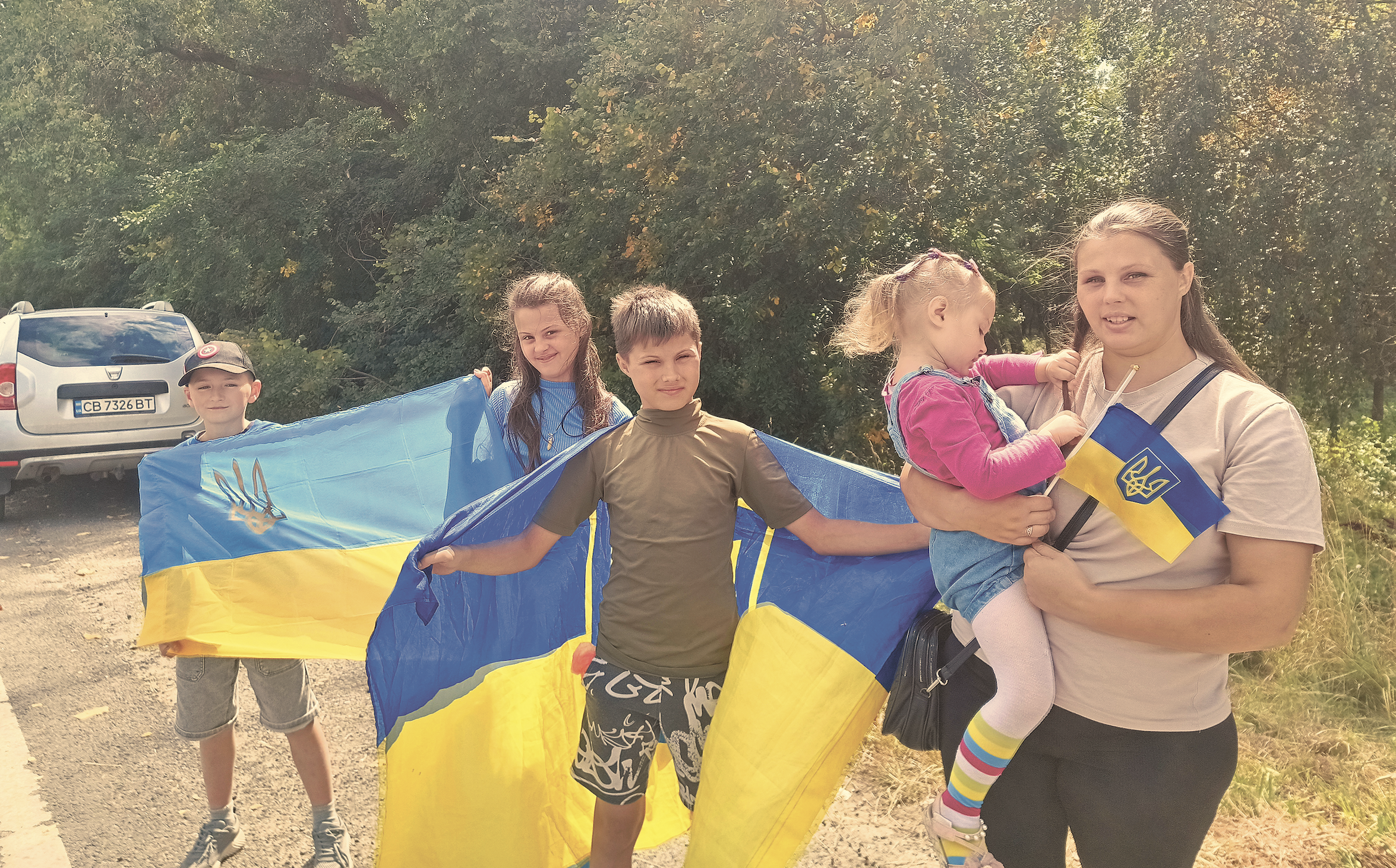 Траса біля Ріпок. Інна Нікітіна (крайня справа) тримає на руках доньку Кароліну. Поруч стоять син Саша, донька Мілана та їхній друг Костя Куліш
