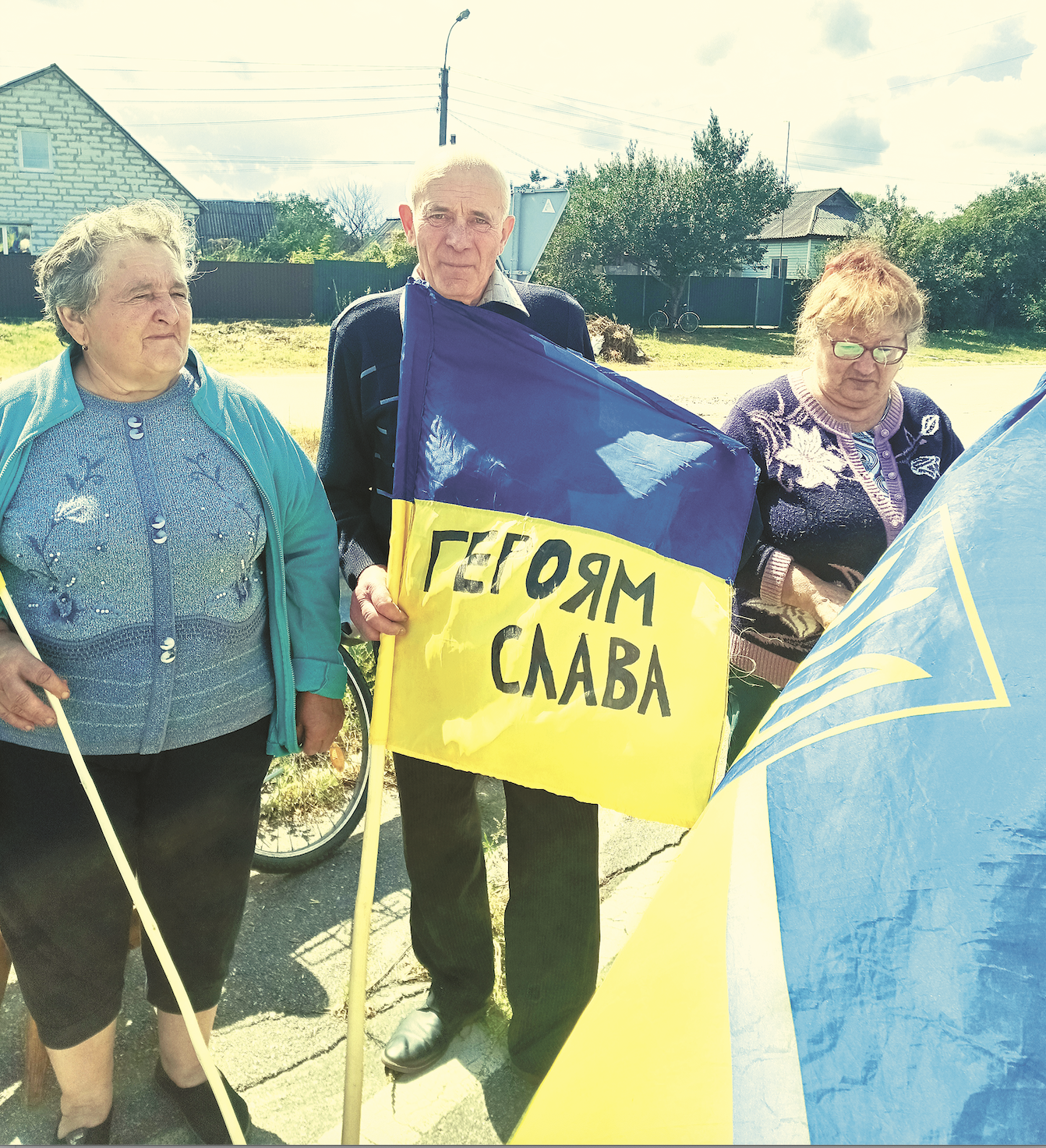 Клавдія Клесун, Микола Клесун, її чоловік, Тетяна Лупина з Ріпок. Напис на прапорі писала Ангеліна, онучка Клесунів