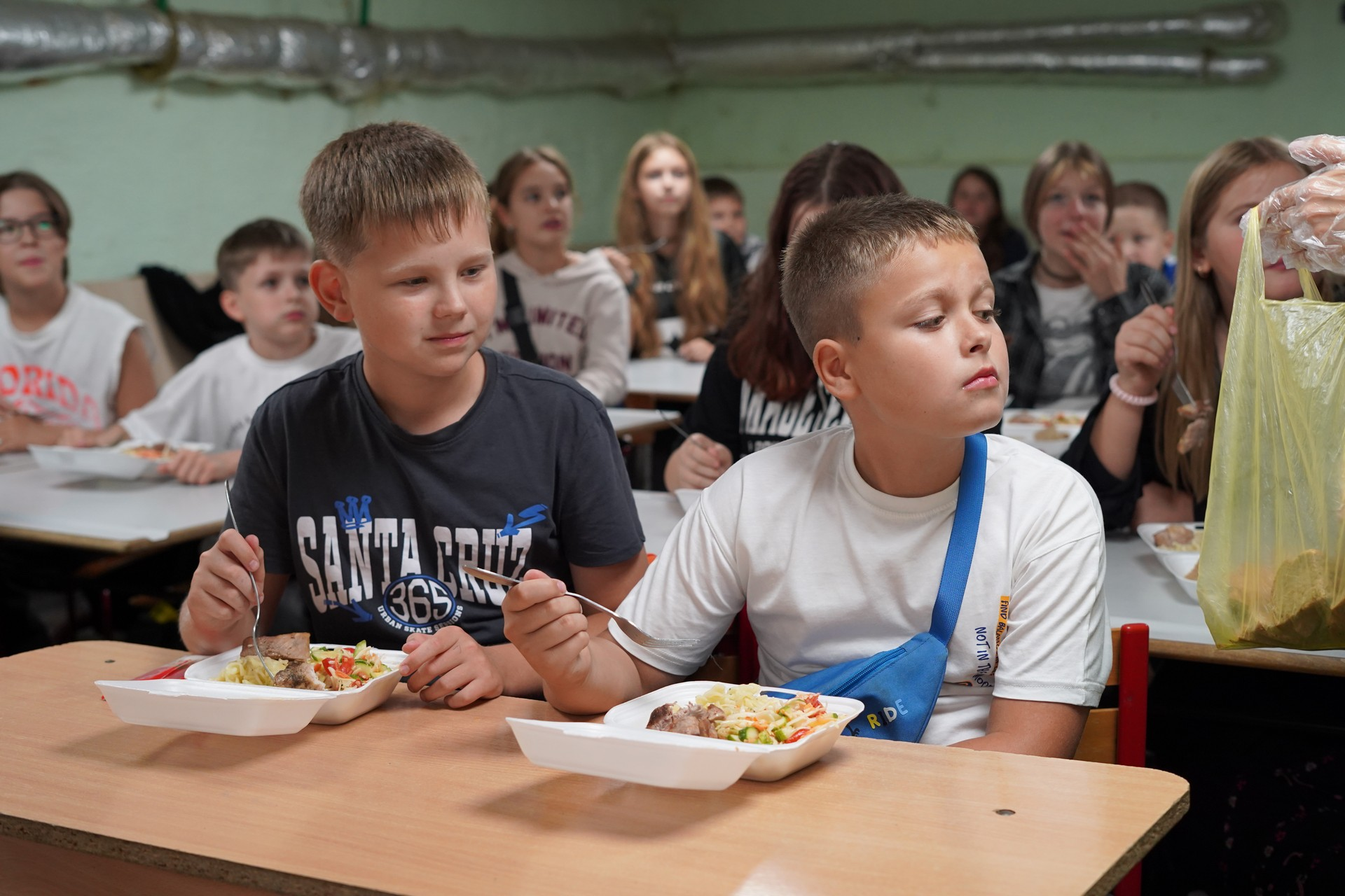 Діти обідали в укритті: як організоване харчування в Чернігівській гімназії №7